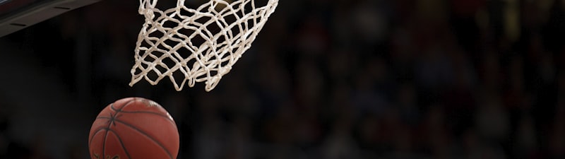 篮球比赛新闻配图，球员扣篮瞬间