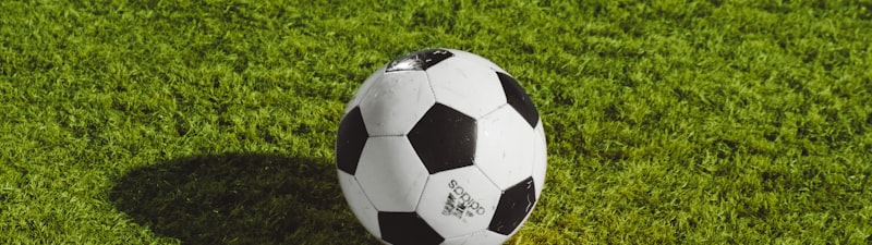 足球比赛新闻配图，球员在场上激烈拼抢